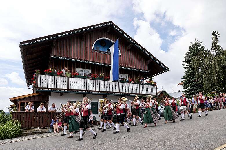 Festzug mit Blaskapelle