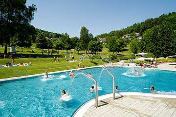 Becken mit Liegewiese in Schönberg